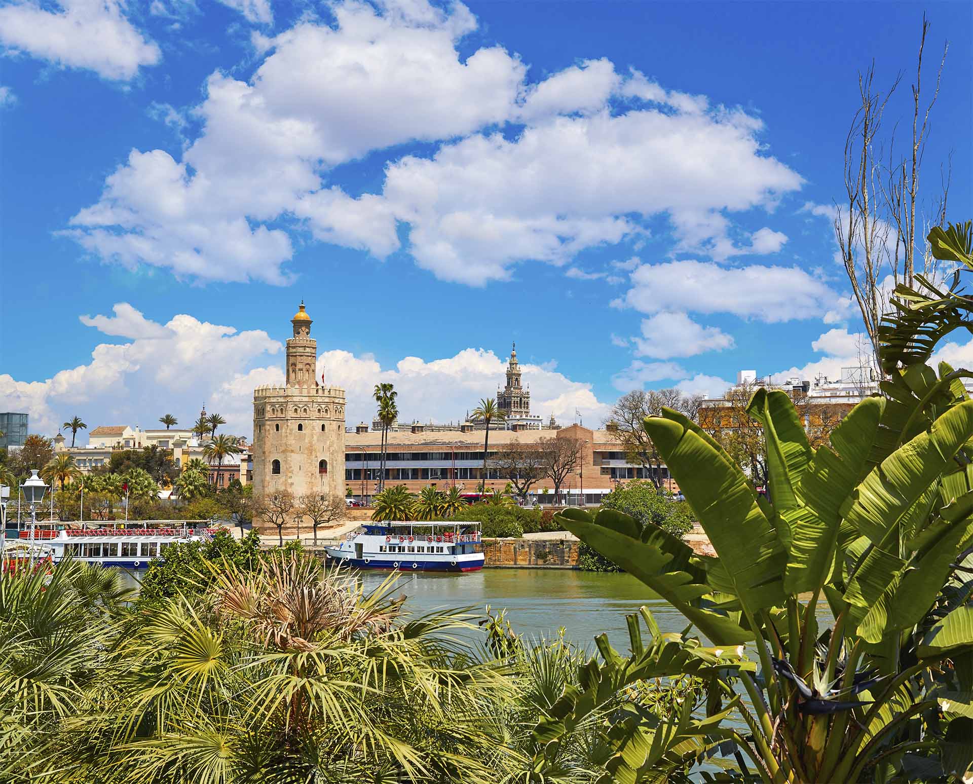 Vista panorámico de la Torre del Oro y el río Guadalquivir