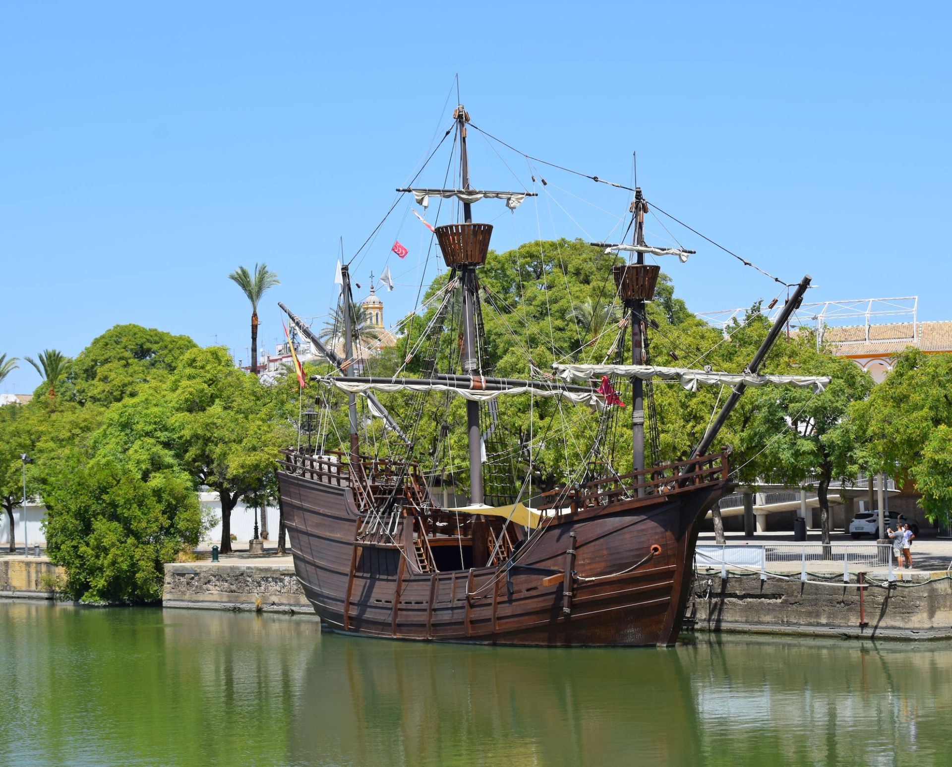 Barco conmemorativo de la Primera Vuelta al Mundo en Sevilla