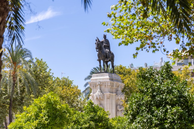 escultura de San Fernando en la Plaza Nueva de Sevilla