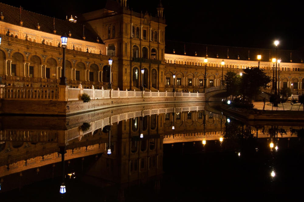 foto de la plaza de españa de sevilla de noche