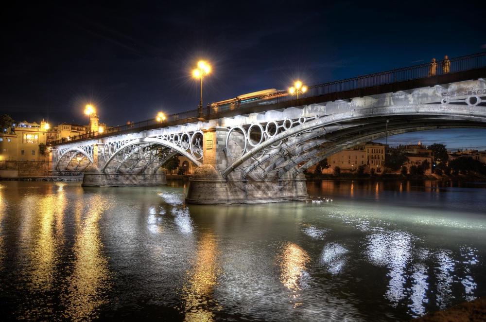 foto del puente de triana de noche