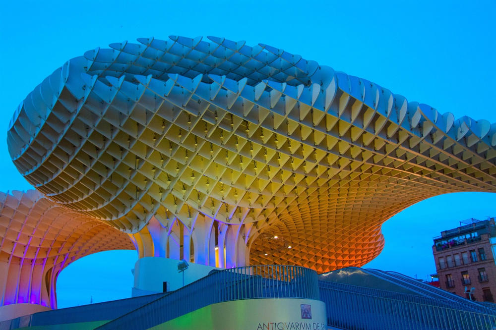 foto de las setas de sevilla de noche