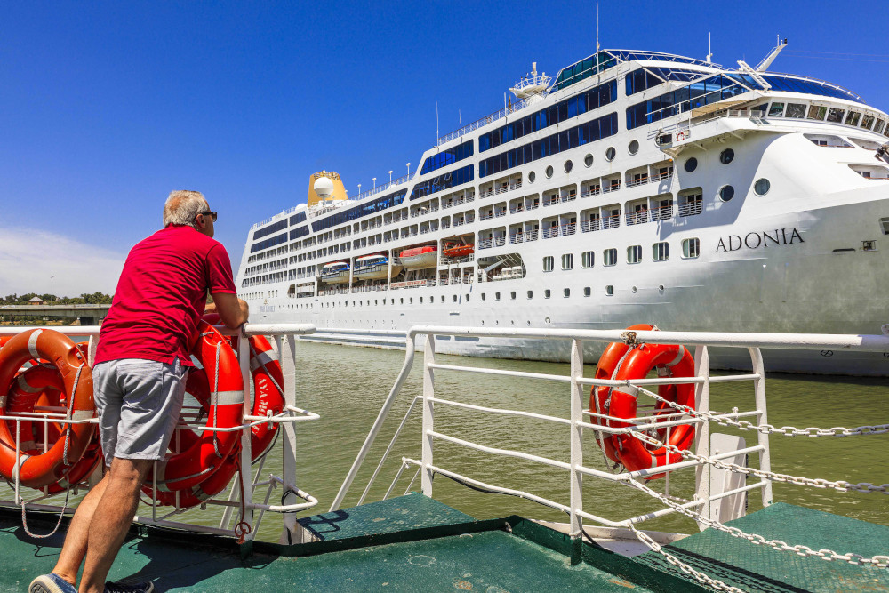 crucero en el puerto de sevilla visto desde uno de nuestros paseos en barco